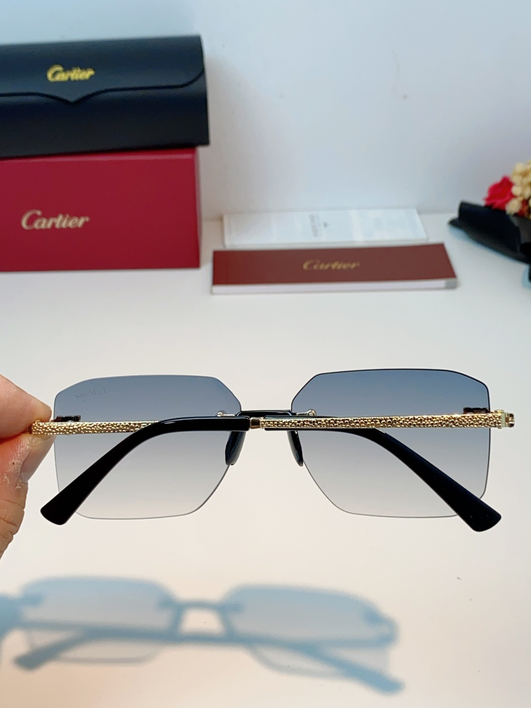 Cartier卡地亚 2026新款 奢华无界✨ 无框渐变太阳镜 镜腿融入卡地亚经典豹头/金标装饰，搭配锤