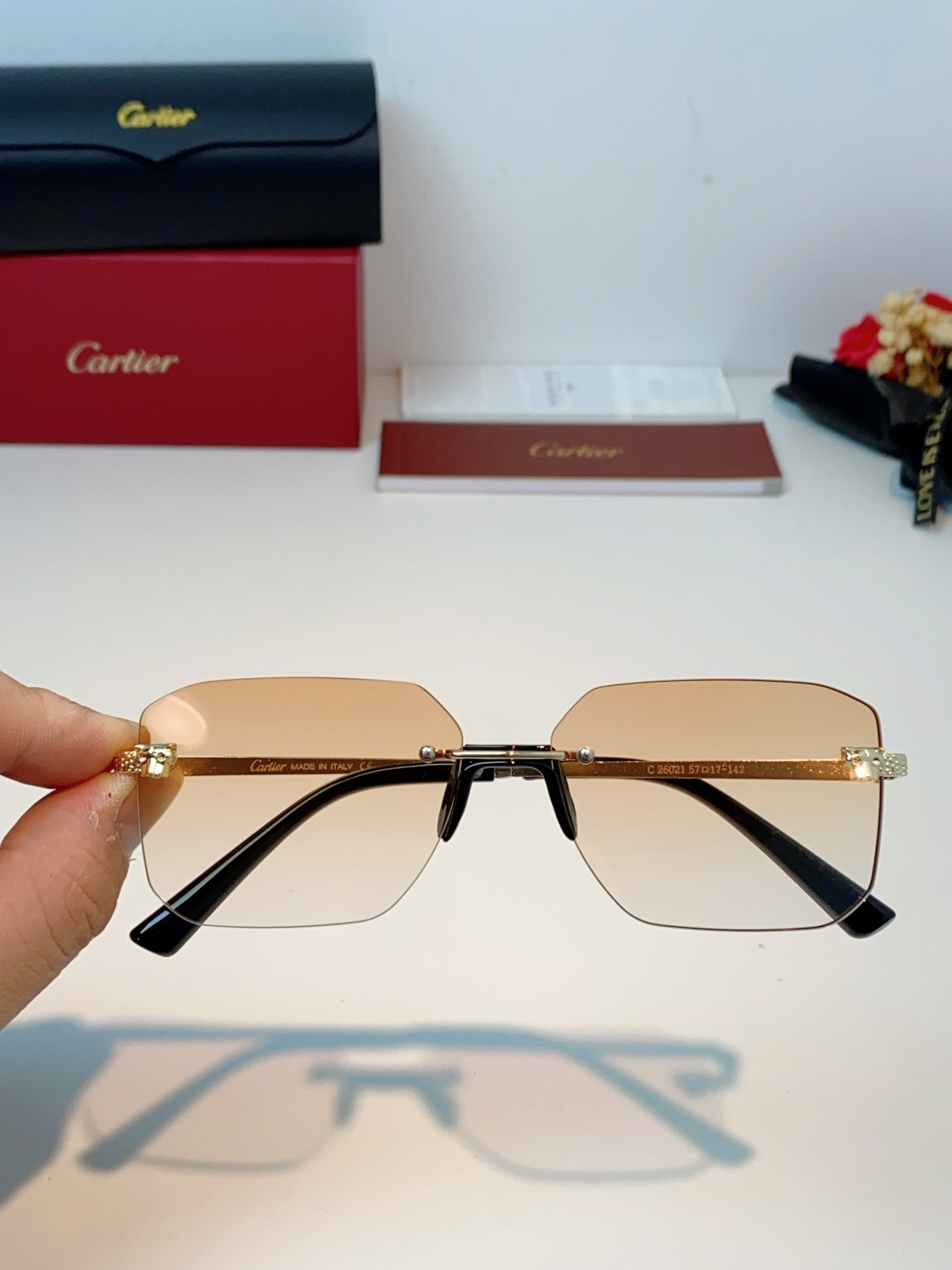 Cartier卡地亚 2026新款 奢华无界✨ 无框渐变太阳镜 镜腿融入卡地亚经典豹头/金标装饰，搭配锤