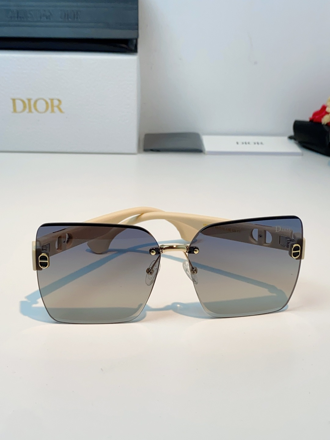 Dior迪奥 2026新款高级感拉满✨无框太阳镜，一眼沦陷的法式优雅，迪奥这款无框太阳镜，把精致与气场焊