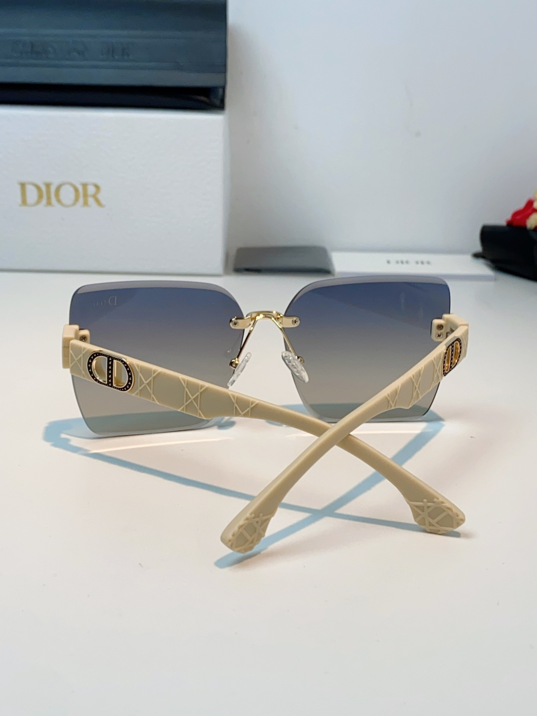 Dior迪奥 2026新款高级感拉满✨无框太阳镜，一眼沦陷的法式优雅，迪奥这款无框太阳镜，把精致与气场焊