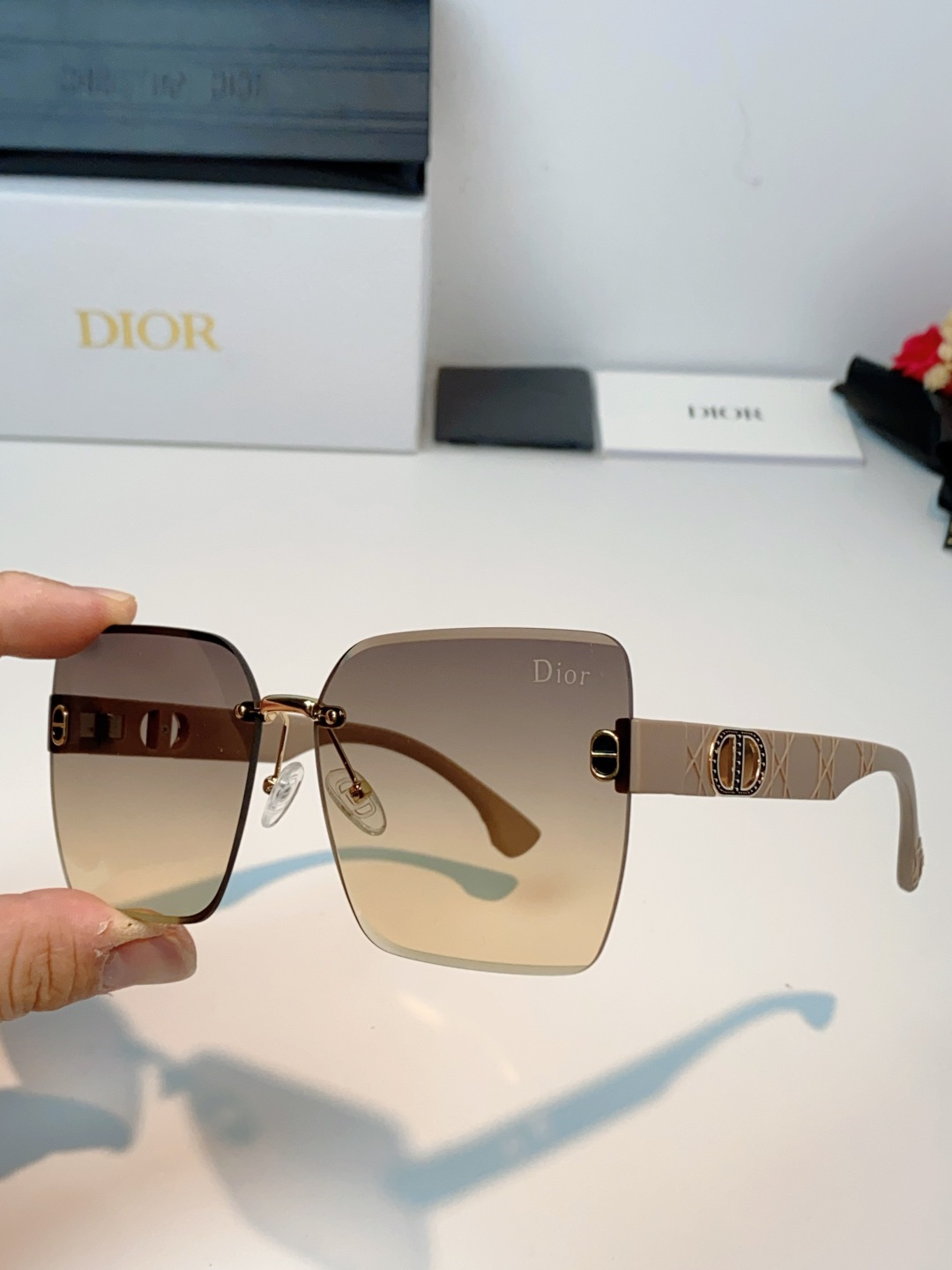 Dior迪奥 2026新款高级感拉满✨无框太阳镜，一眼沦陷的法式优雅，迪奥这款无框太阳镜，把精致与气场焊