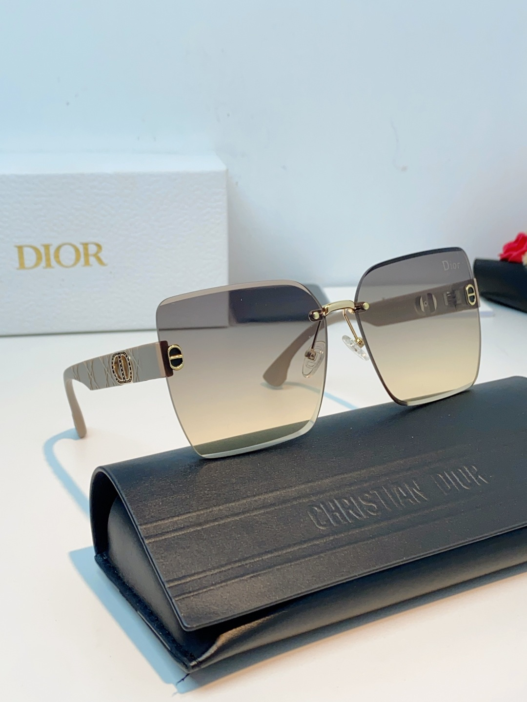 Dior迪奥 2026新款高级感拉满✨无框太阳镜，一眼沦陷的法式优雅，迪奥这款无框太阳镜，把精致与气场焊