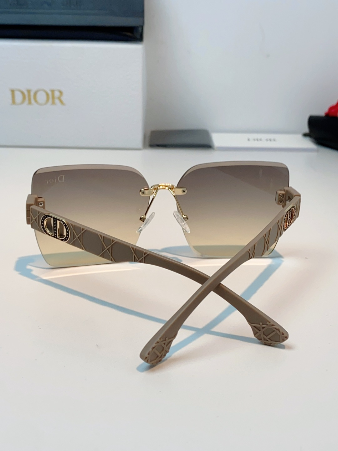 Dior迪奥 2026新款高级感拉满✨无框太阳镜，一眼沦陷的法式优雅，迪奥这款无框太阳镜，把精致与气场焊