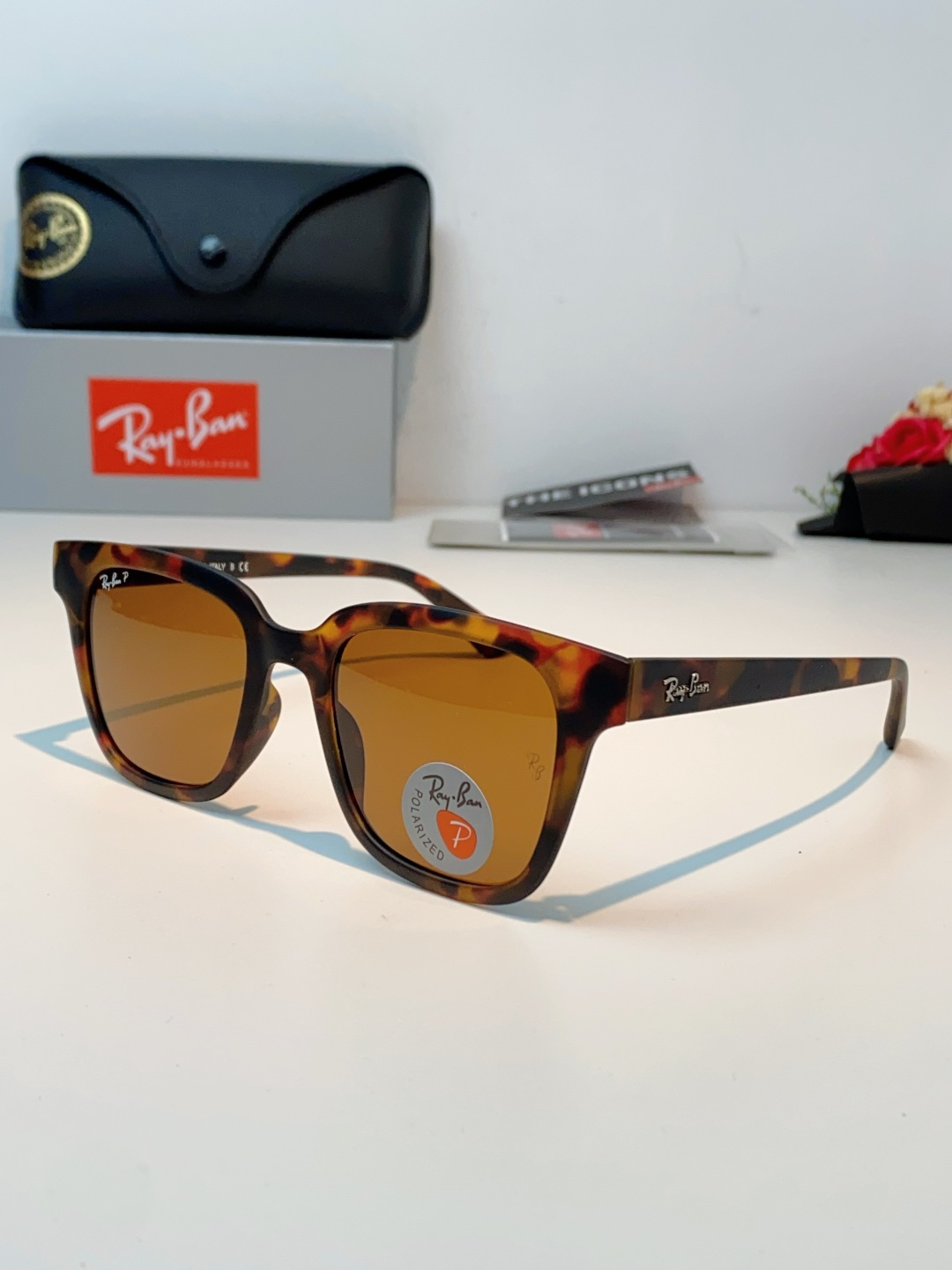 RayBan雷朋 经典黑框偏光墨镜 | 永不过时的百搭神款 百年经典，一眼封神！雷朋标志性黑框方框设计，
