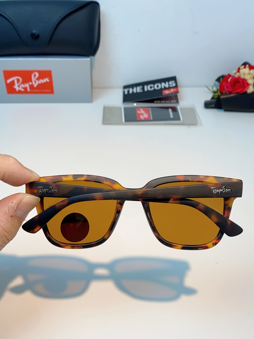 RayBan雷朋 经典黑框偏光墨镜 | 永不过时的百搭神款 百年经典，一眼封神！雷朋标志性黑框方框设计，