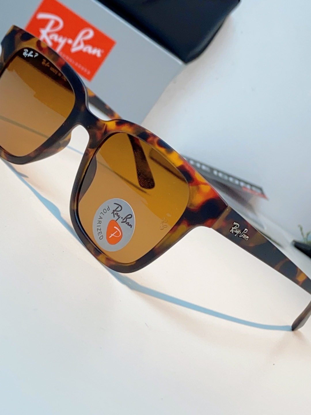 RayBan雷朋 经典黑框偏光墨镜 | 永不过时的百搭神款 百年经典，一眼封神！雷朋标志性黑框方框设计，