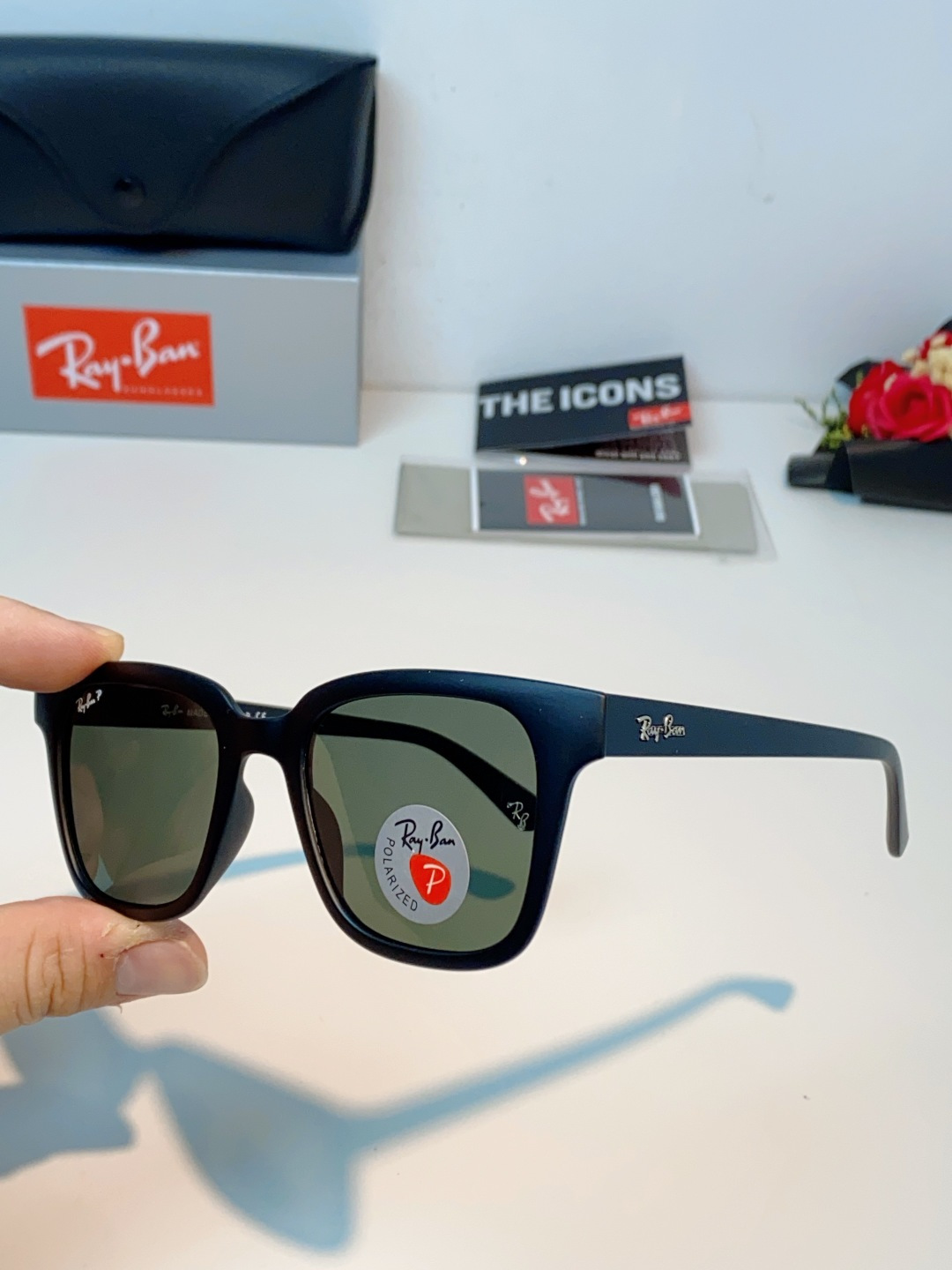 RayBan雷朋 经典黑框偏光墨镜 | 永不过时的百搭神款 百年经典，一眼封神！雷朋标志性黑框方框设计，
