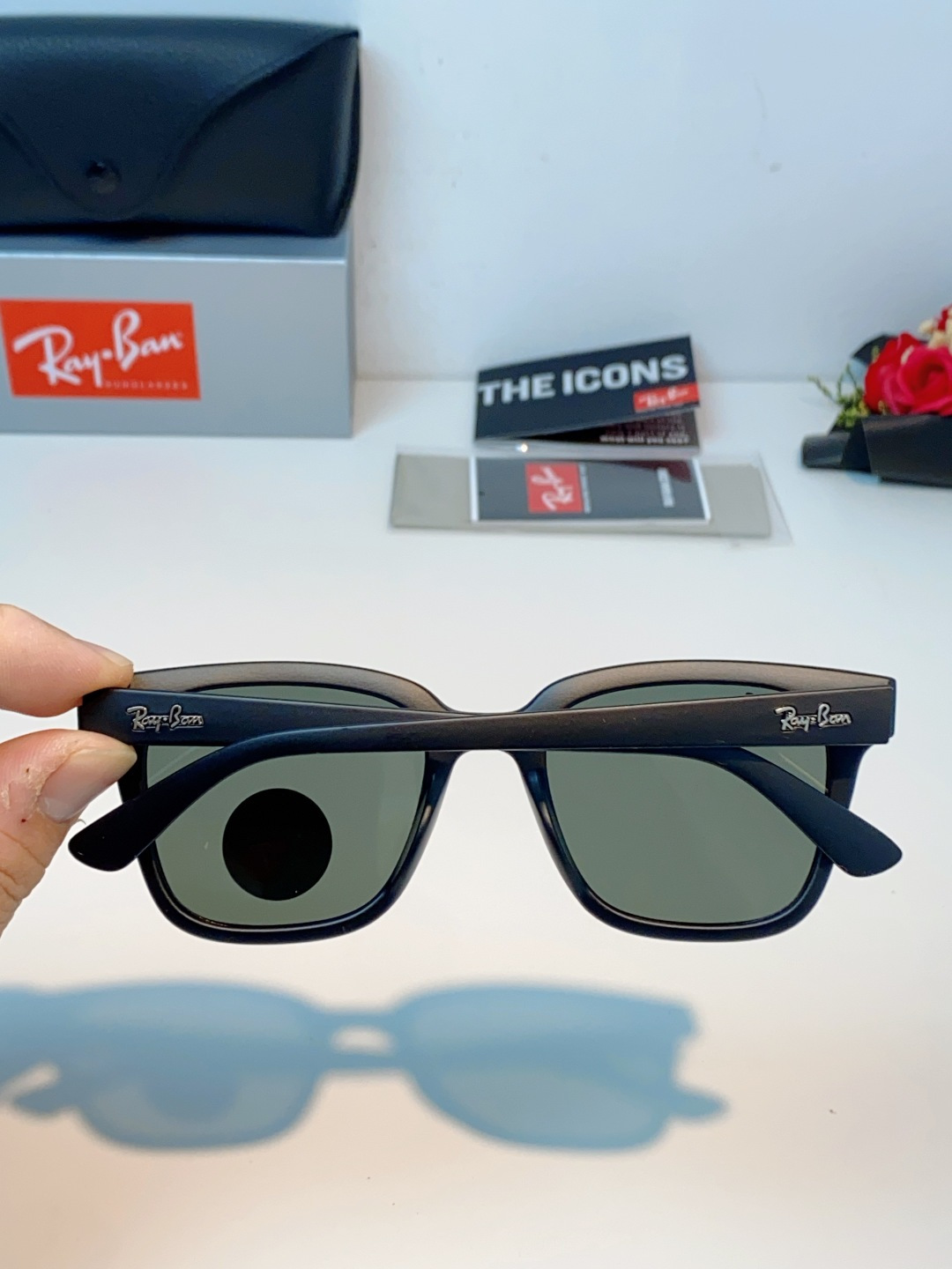 RayBan雷朋 经典黑框偏光墨镜 | 永不过时的百搭神款 百年经典，一眼封神！雷朋标志性黑框方框设计，
