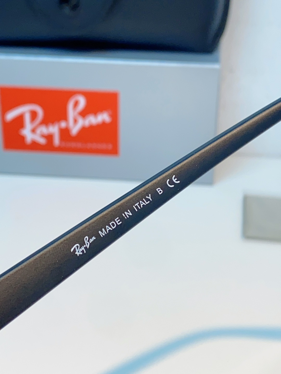 RayBan雷朋 经典黑框偏光墨镜 | 永不过时的百搭神款 百年经典，一眼封神！雷朋标志性黑框方框设计，