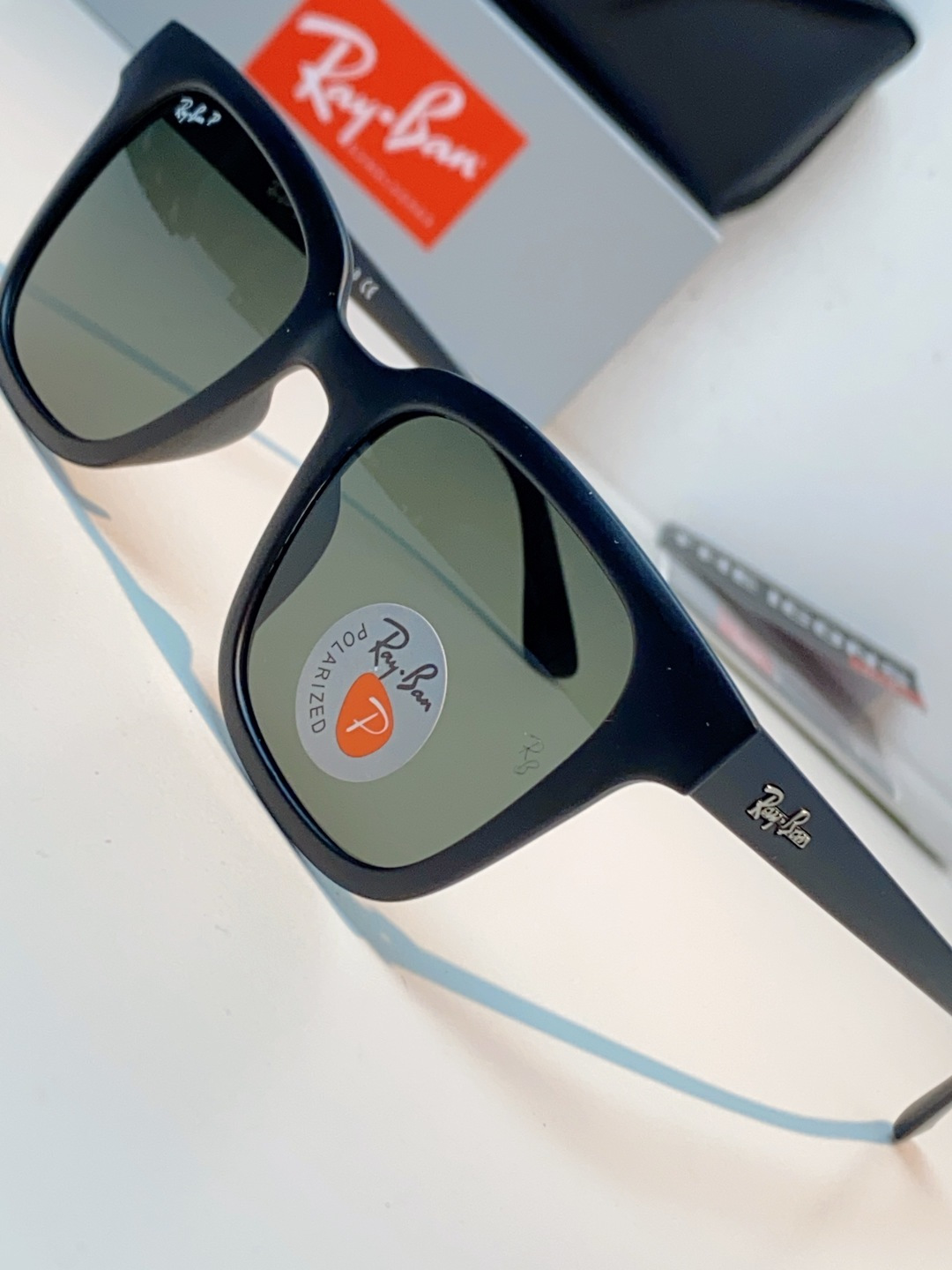 RayBan雷朋 经典黑框偏光墨镜 | 永不过时的百搭神款 百年经典，一眼封神！雷朋标志性黑框方框设计，
