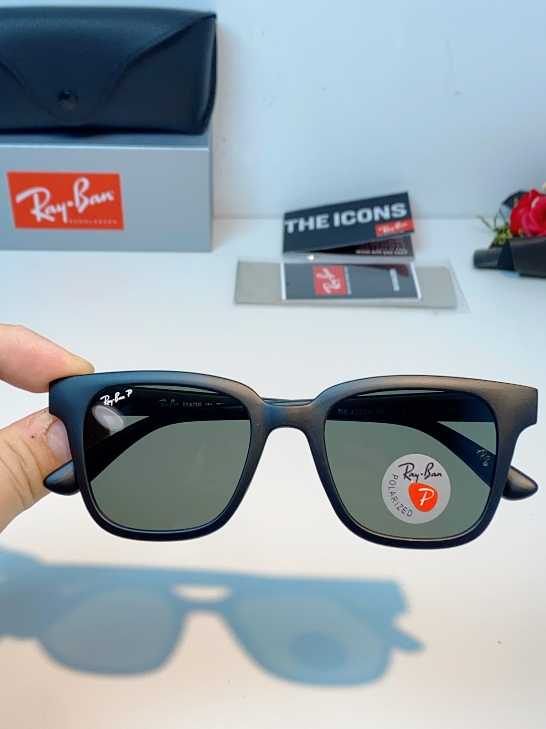 RayBan雷朋 经典黑框偏光墨镜 | 永不过时的百搭神款 百年经典，一眼封神！雷朋标志性黑框方框设计，