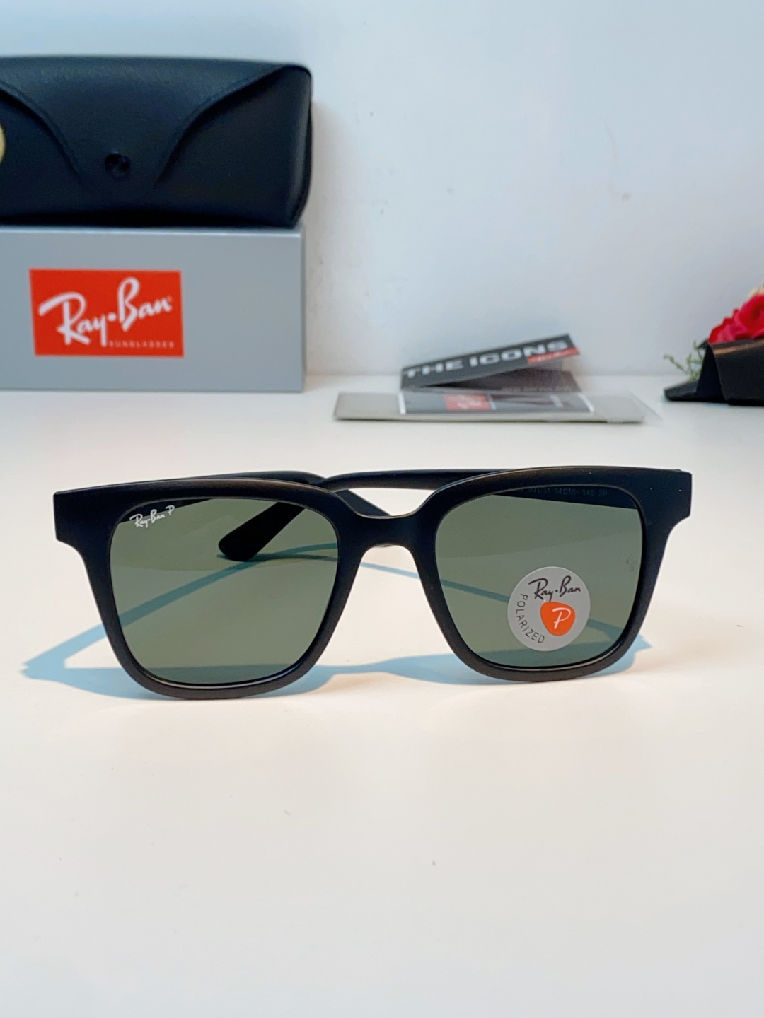 RayBan雷朋 经典黑框偏光墨镜 | 永不过时的百搭神款 百年经典，一眼封神！雷朋标志性黑框方框设计，