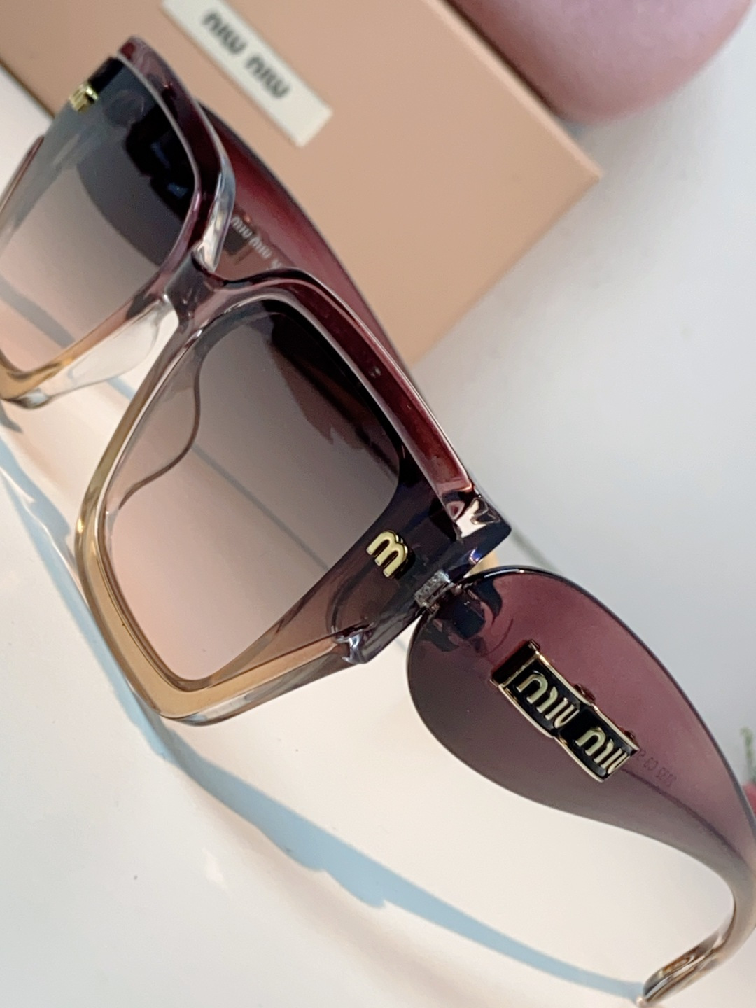 MiuMiu缪缪 2026新款亮黑框身 复古金标，辨识度拉满，甜酷风天花板 大框设计修饰脸型，方圆脸/圆