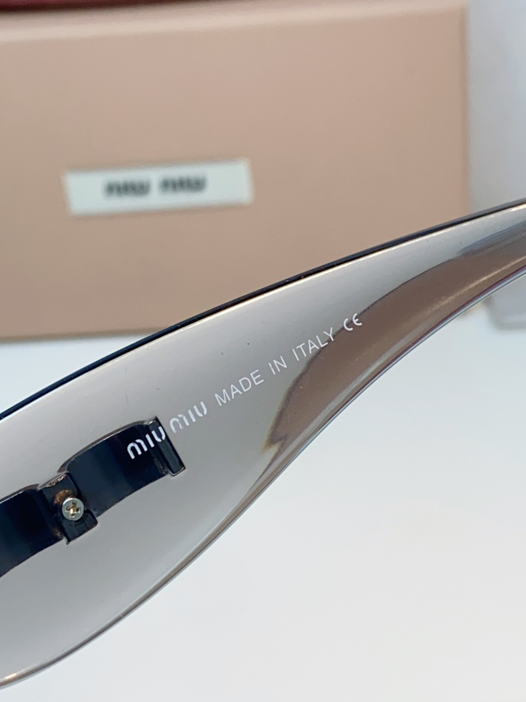 MiuMiu缪缪 2026新款亮黑框身 复古金标，辨识度拉满，甜酷风天花板 大框设计修饰脸型，方圆脸/圆