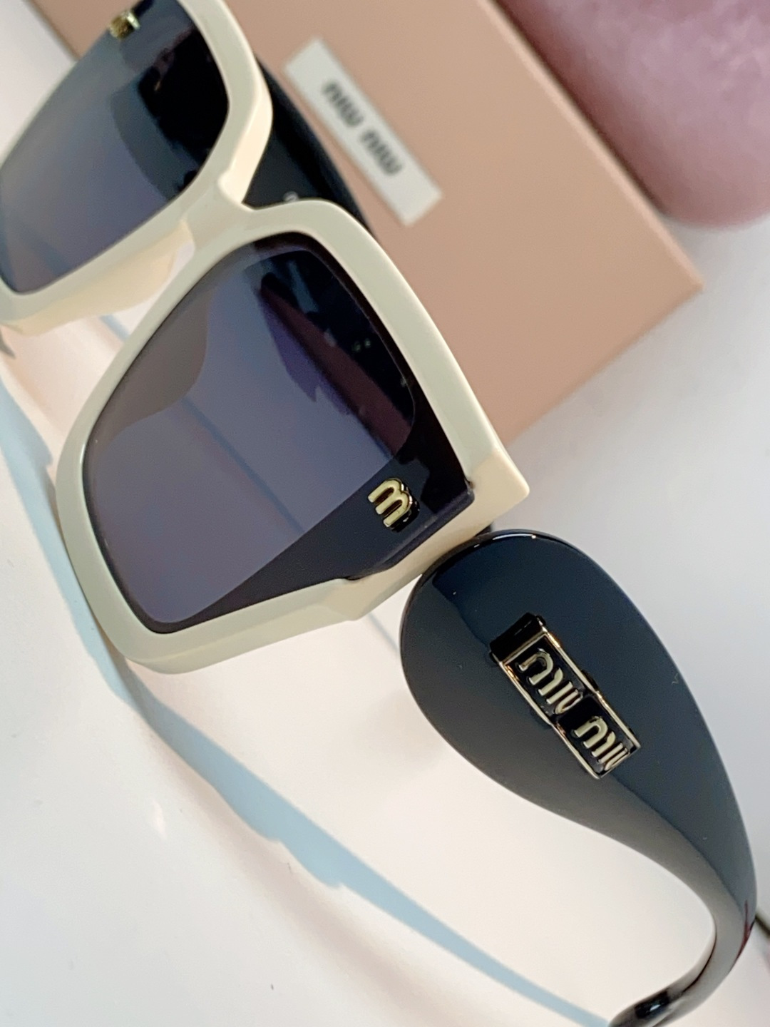 MiuMiu缪缪 2026新款亮黑框身 复古金标，辨识度拉满，甜酷风天花板 大框设计修饰脸型，方圆脸/圆