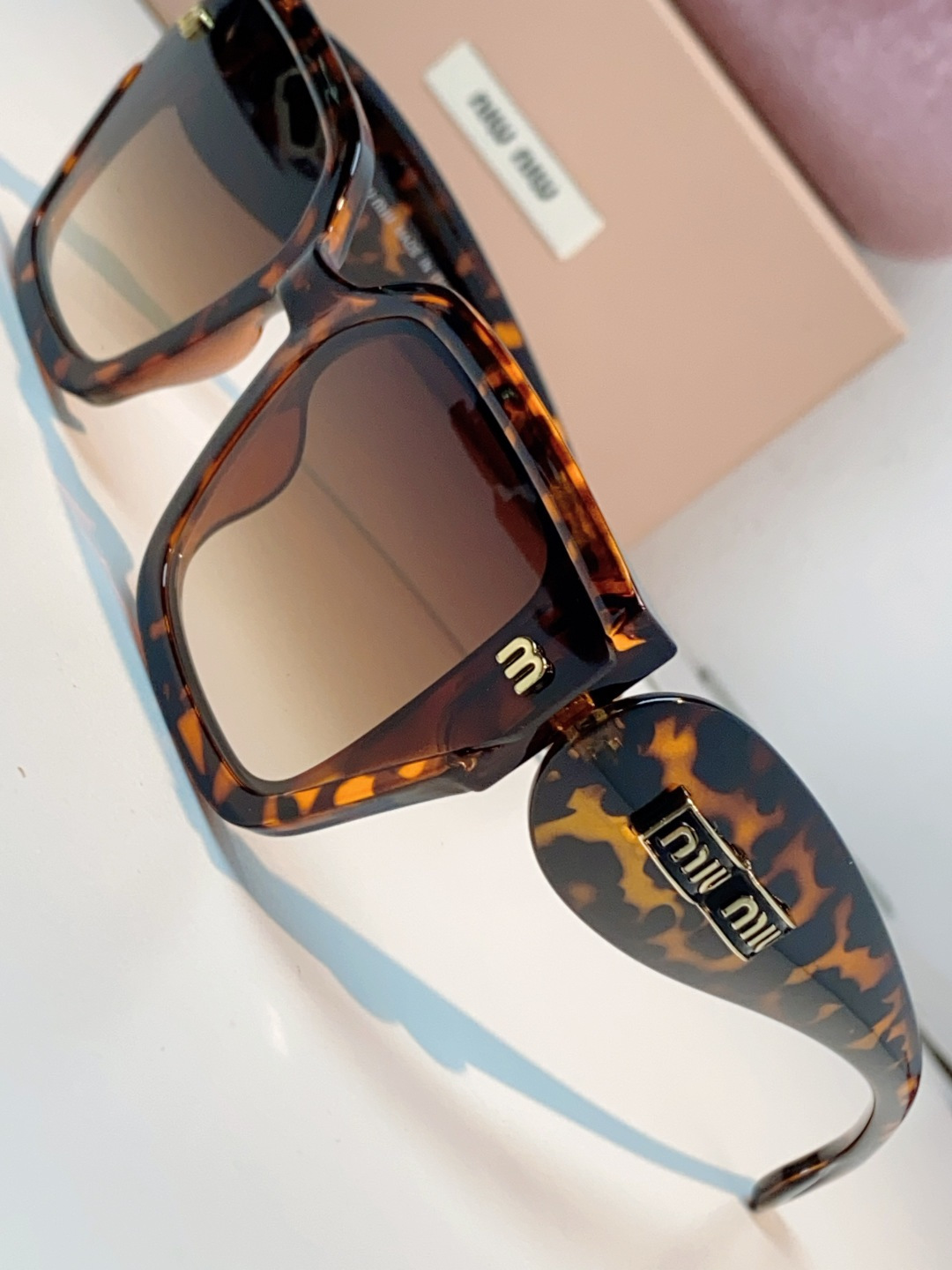 MiuMiu缪缪 2026新款亮黑框身 复古金标，辨识度拉满，甜酷风天花板 大框设计修饰脸型，方圆脸/圆