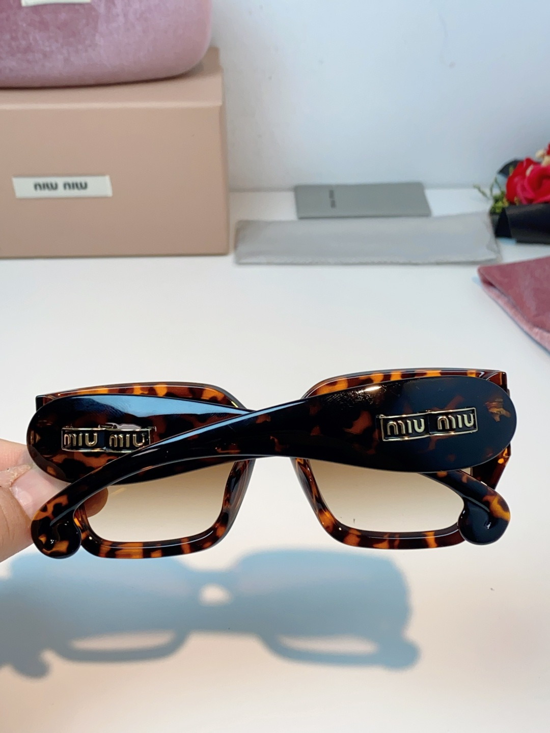 MiuMiu缪缪 2026新款亮黑框身 复古金标，辨识度拉满，甜酷风天花板 大框设计修饰脸型，方圆脸/圆