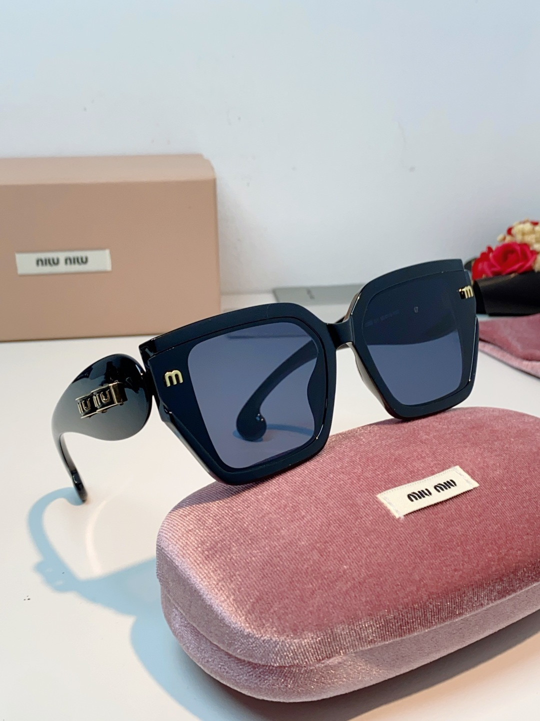 MiuMiu缪缪 2026新款亮黑框身 复古金标，辨识度拉满，甜酷风天花板 大框设计修饰脸型，方圆脸/圆