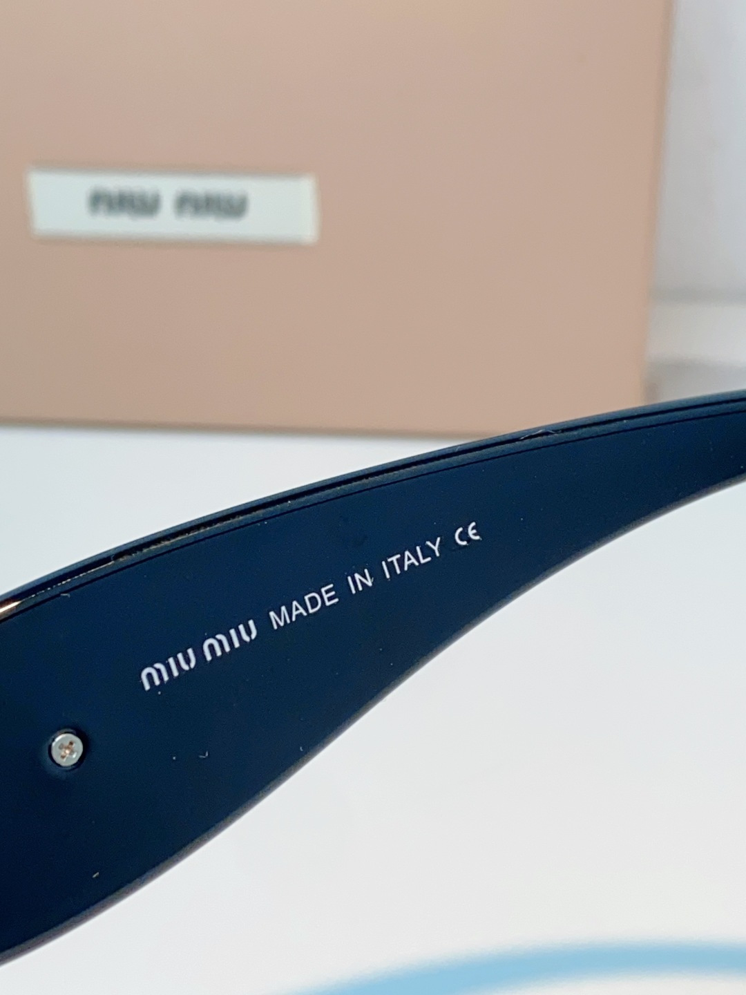 MiuMiu缪缪 2026新款亮黑框身 复古金标，辨识度拉满，甜酷风天花板 大框设计修饰脸型，方圆脸/圆