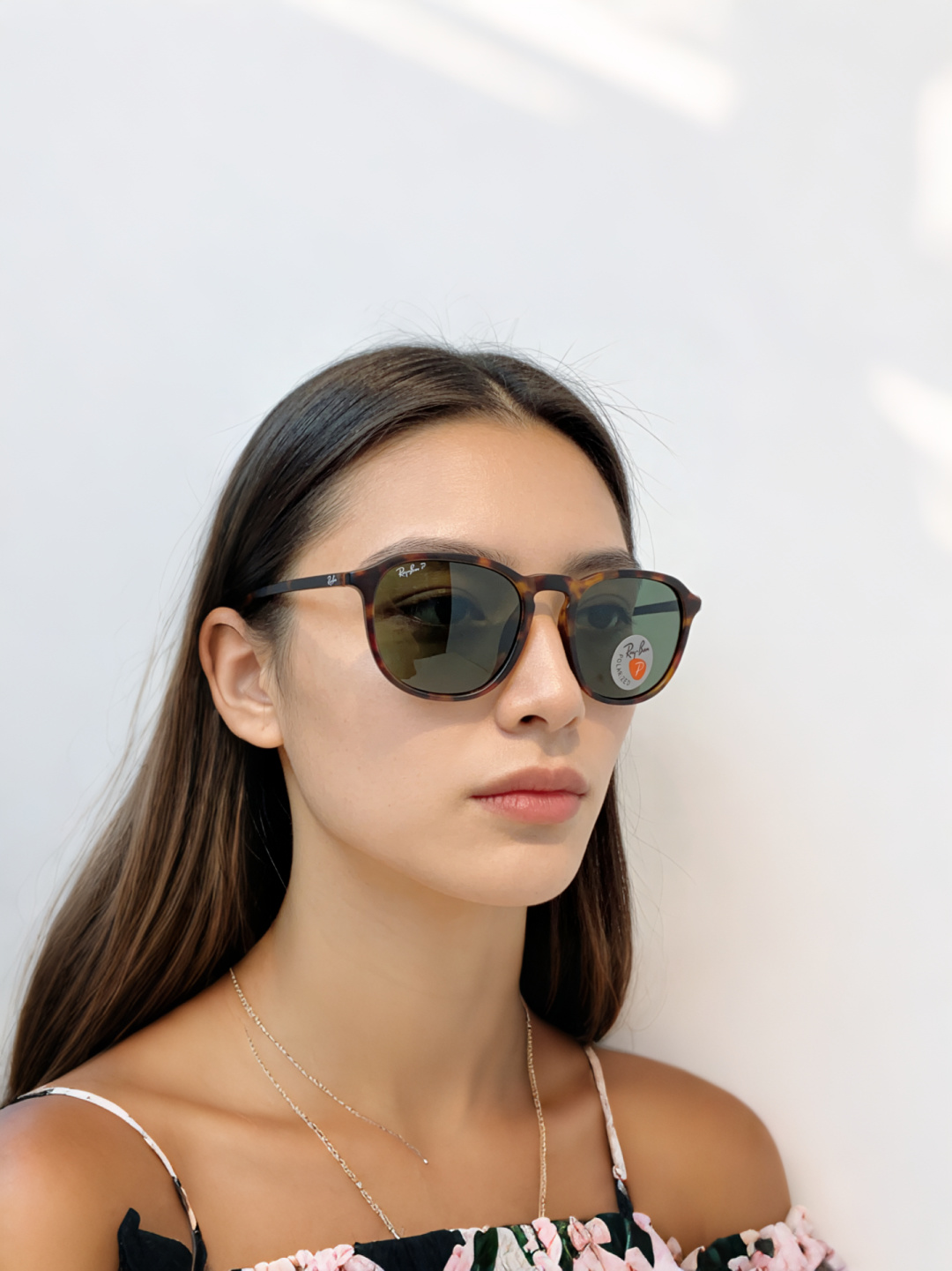 RayBan雷朋 2026新款突破传统方形限制，独特的不规则几何线条，既保留了知性优雅的气质，又自带都市