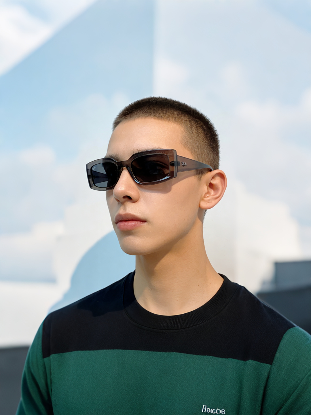 RayBan雷朋 2026新款利落的长方形粗黑框，复刻90年代复古风潮，厚框设计自带强烈视觉冲击力，完美