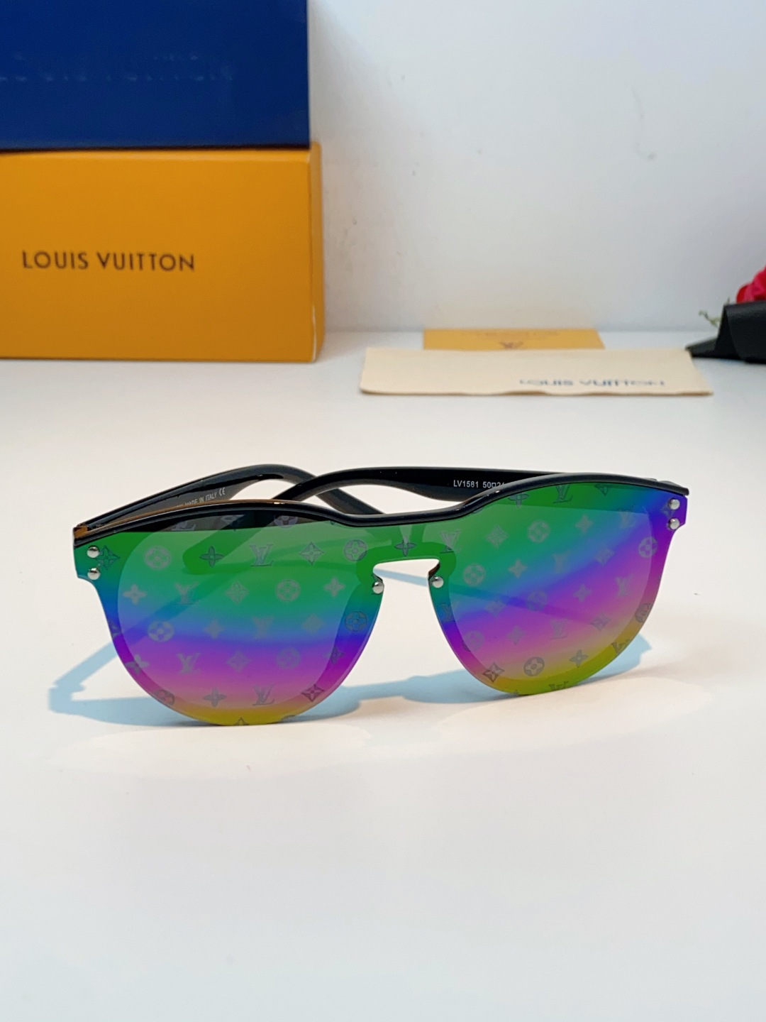 Louis Vuitton路易威登汲取LV百年设计美学，这款暗夜系列墨镜以颠覆性的一体式轮廓，重塑都市先