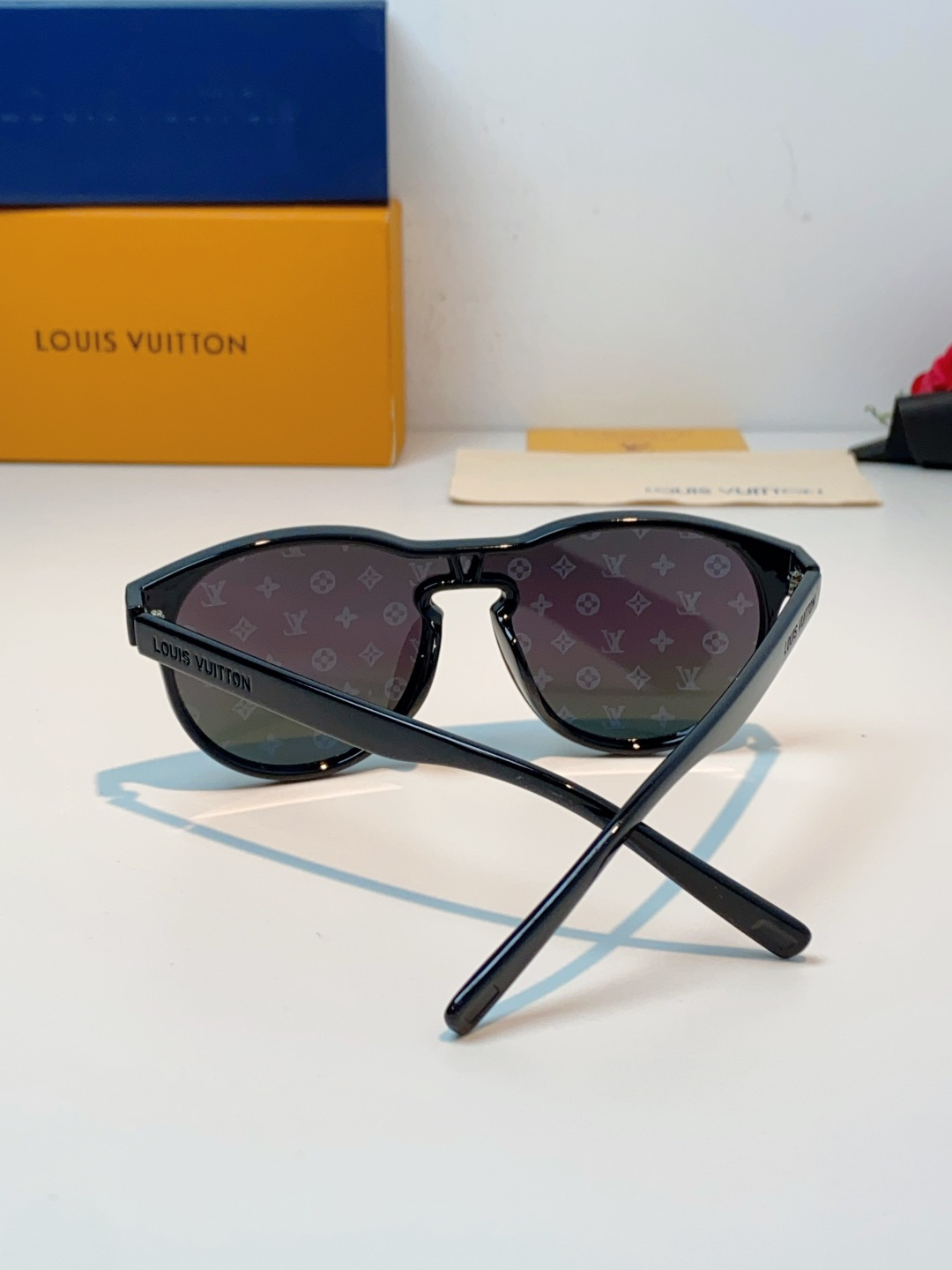 Louis Vuitton路易威登汲取LV百年设计美学，这款暗夜系列墨镜以颠覆性的一体式轮廓，重塑都市先