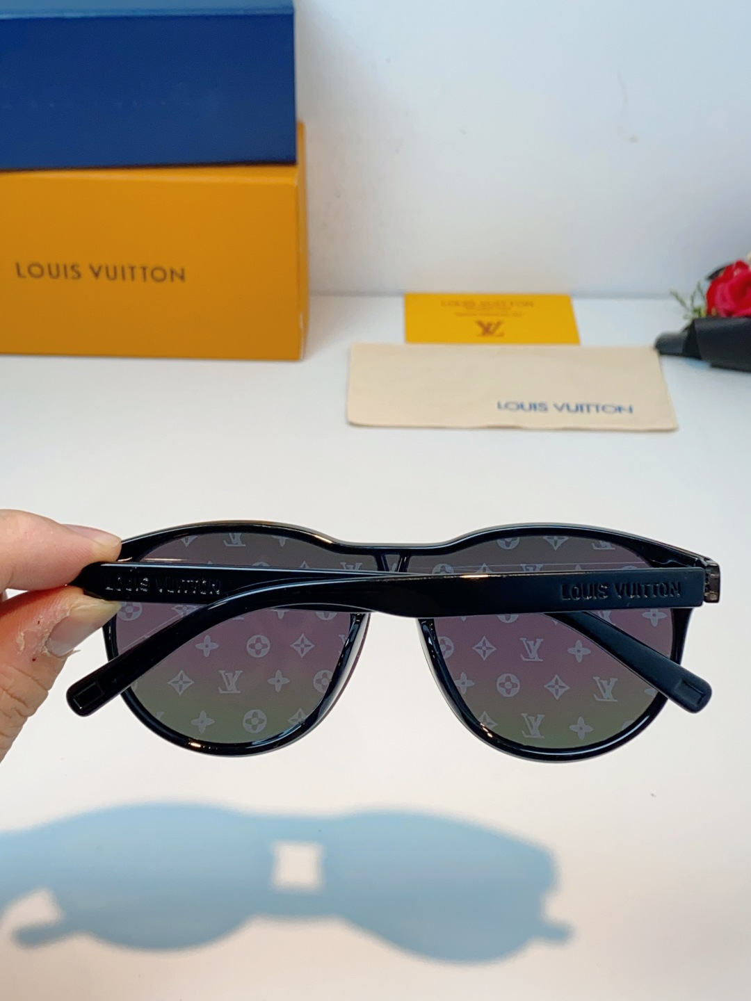 Louis Vuitton路易威登汲取LV百年设计美学，这款暗夜系列墨镜以颠覆性的一体式轮廓，重塑都市先