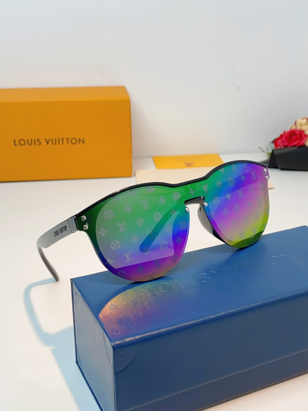 Louis Vuitton路易威登汲取LV百年设计美学，这款暗夜系列墨镜以颠覆性的一体式轮廓，重塑都市先