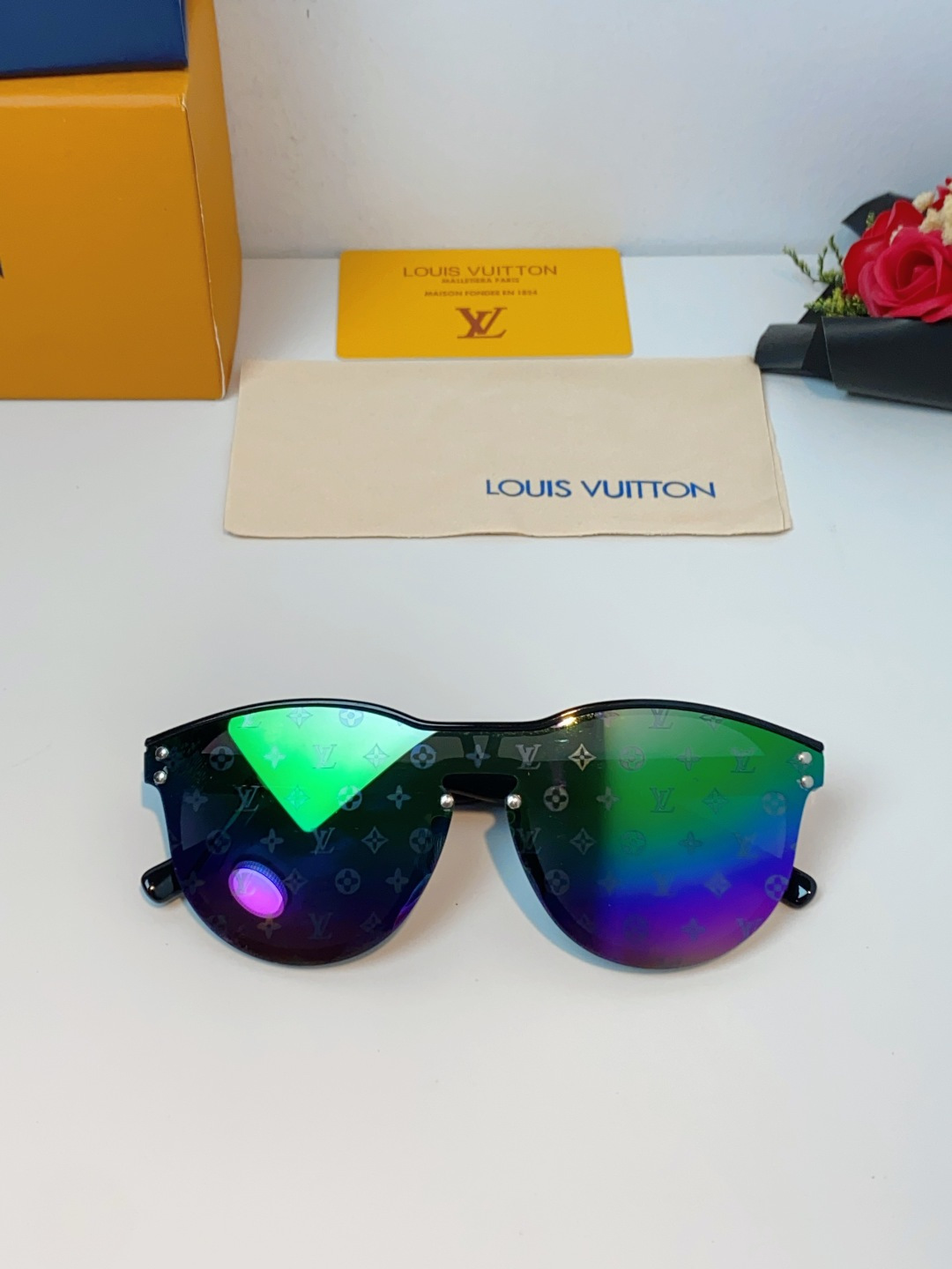 Louis Vuitton路易威登汲取LV百年设计美学，这款暗夜系列墨镜以颠覆性的一体式轮廓，重塑都市先