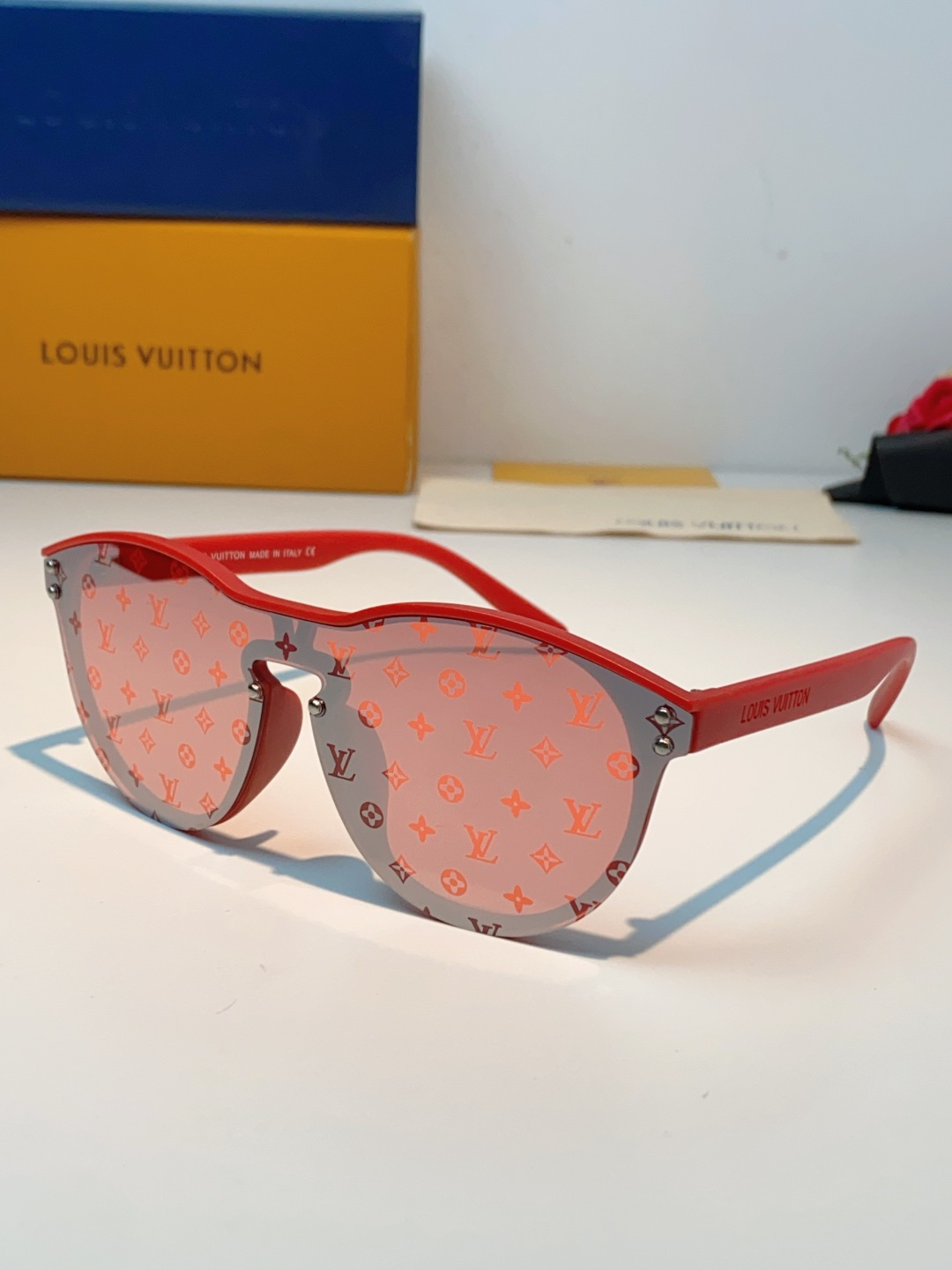 Louis Vuitton路易威登汲取LV百年设计美学，这款暗夜系列墨镜以颠覆性的一体式轮廓，重塑都市先