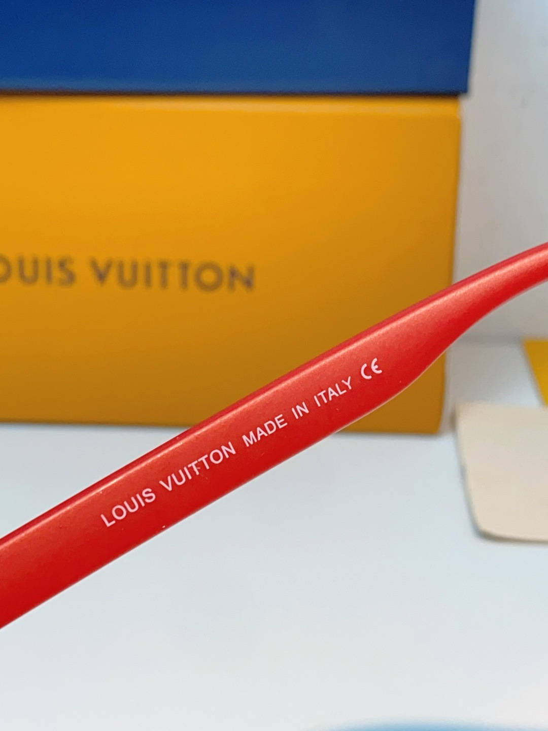 Louis Vuitton路易威登汲取LV百年设计美学，这款暗夜系列墨镜以颠覆性的一体式轮廓，重塑都市先