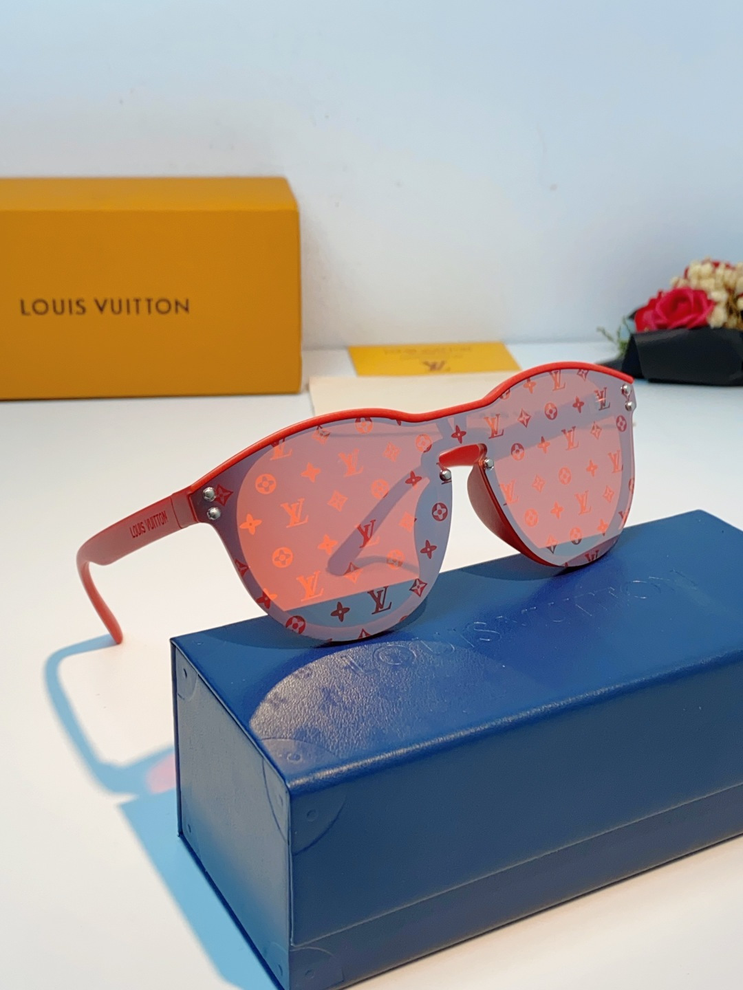 Louis Vuitton路易威登汲取LV百年设计美学，这款暗夜系列墨镜以颠覆性的一体式轮廓，重塑都市先