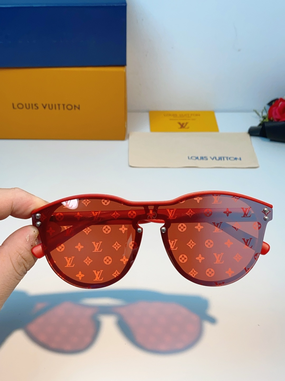 Louis Vuitton路易威登汲取LV百年设计美学，这款暗夜系列墨镜以颠覆性的一体式轮廓，重塑都市先
