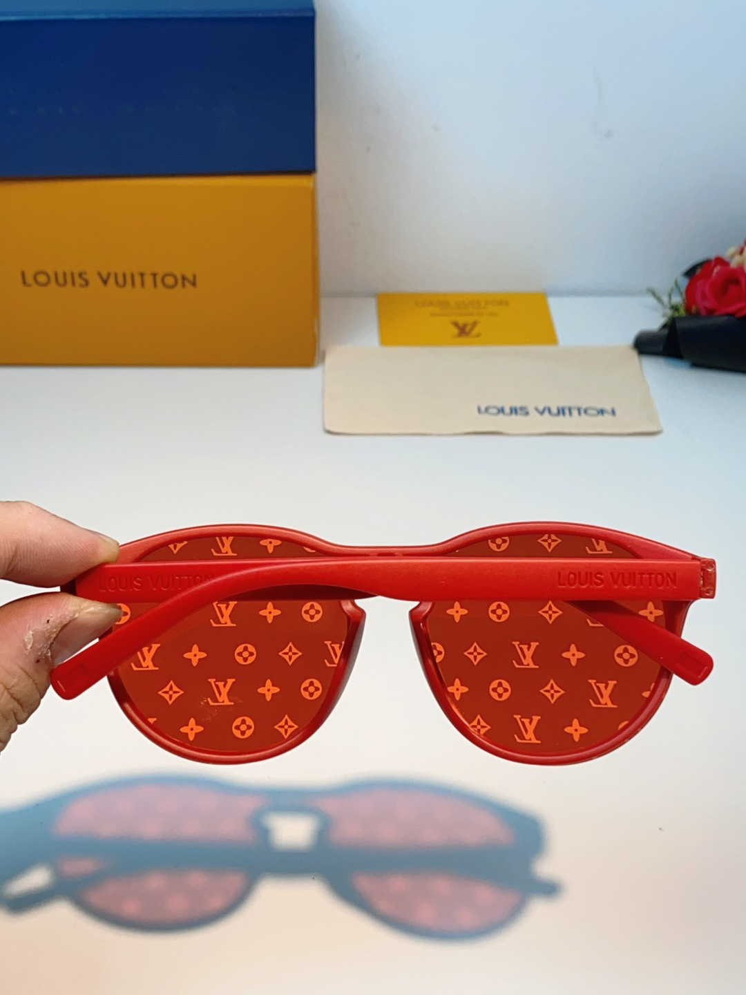 Louis Vuitton路易威登汲取LV百年设计美学，这款暗夜系列墨镜以颠覆性的一体式轮廓，重塑都市先