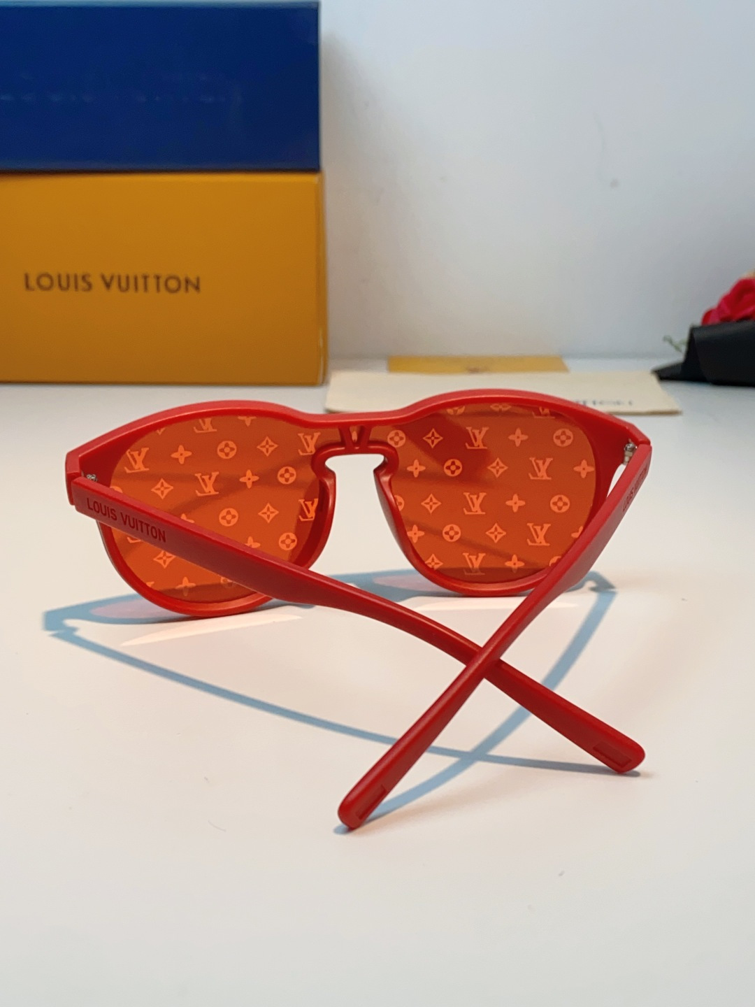 Louis Vuitton路易威登汲取LV百年设计美学，这款暗夜系列墨镜以颠覆性的一体式轮廓，重塑都市先