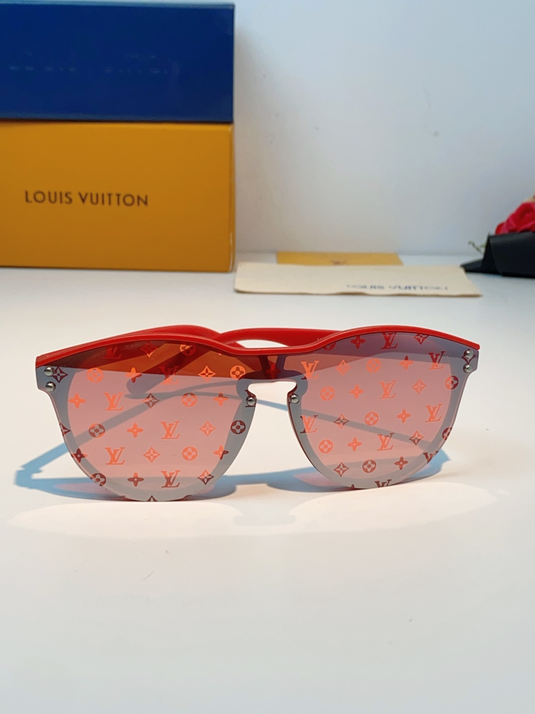 Louis Vuitton路易威登汲取LV百年设计美学，这款暗夜系列墨镜以颠覆性的一体式轮廓，重塑都市先