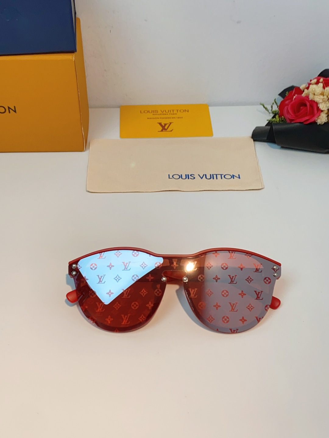 Louis Vuitton路易威登汲取LV百年设计美学，这款暗夜系列墨镜以颠覆性的一体式轮廓，重塑都市先