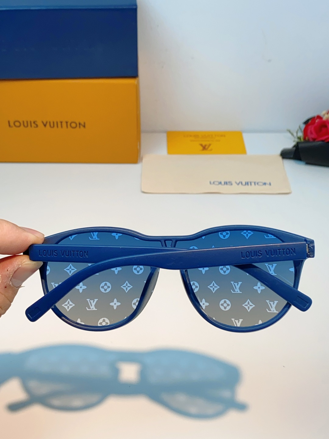 Louis Vuitton路易威登汲取LV百年设计美学，这款暗夜系列墨镜以颠覆性的一体式轮廓，重塑都市先
