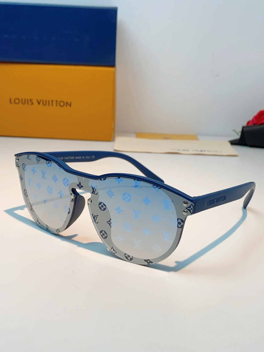 Louis Vuitton路易威登汲取LV百年设计美学，这款暗夜系列墨镜以颠覆性的一体式轮廓，重塑都市先