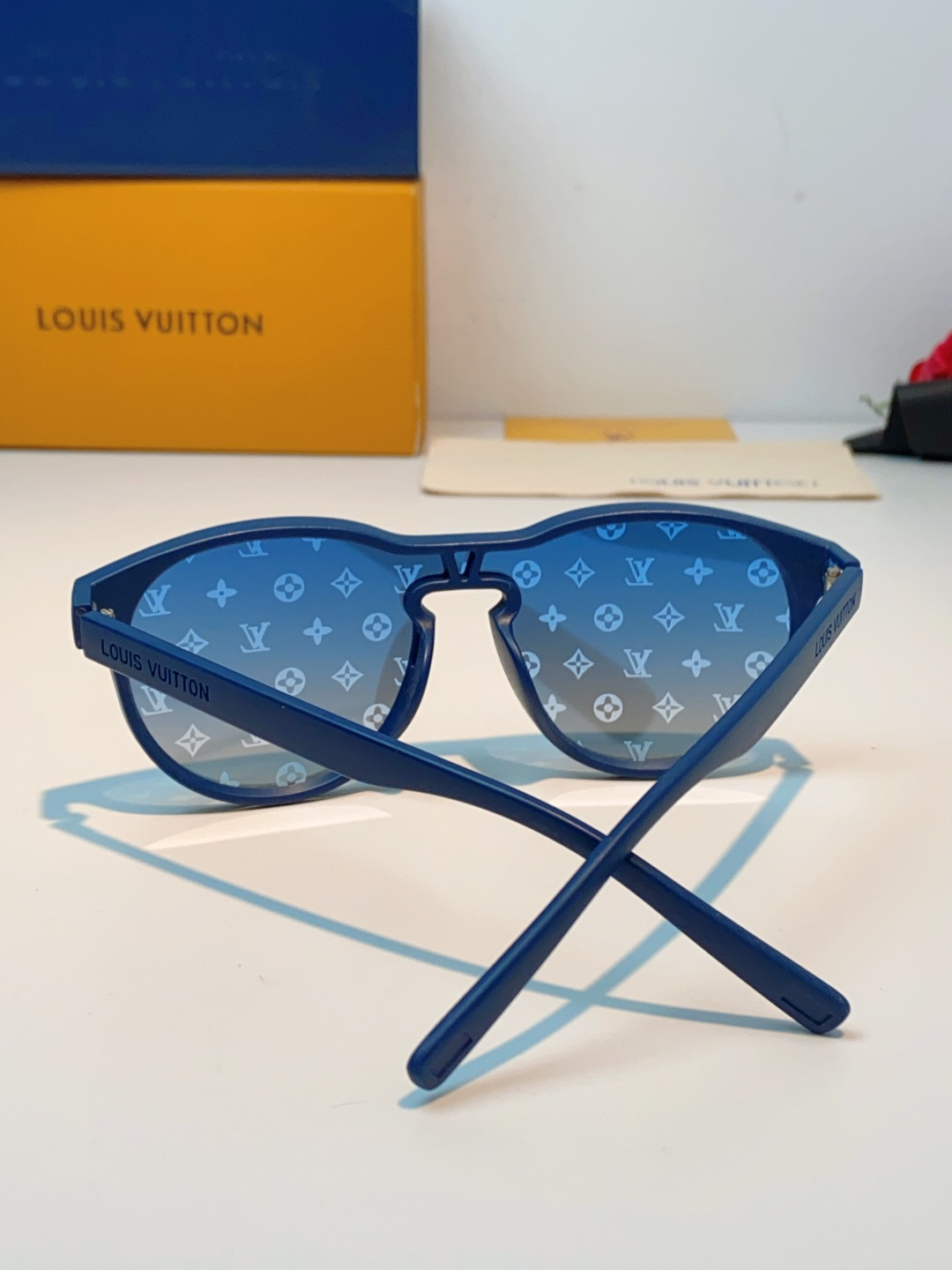Louis Vuitton路易威登汲取LV百年设计美学，这款暗夜系列墨镜以颠覆性的一体式轮廓，重塑都市先
