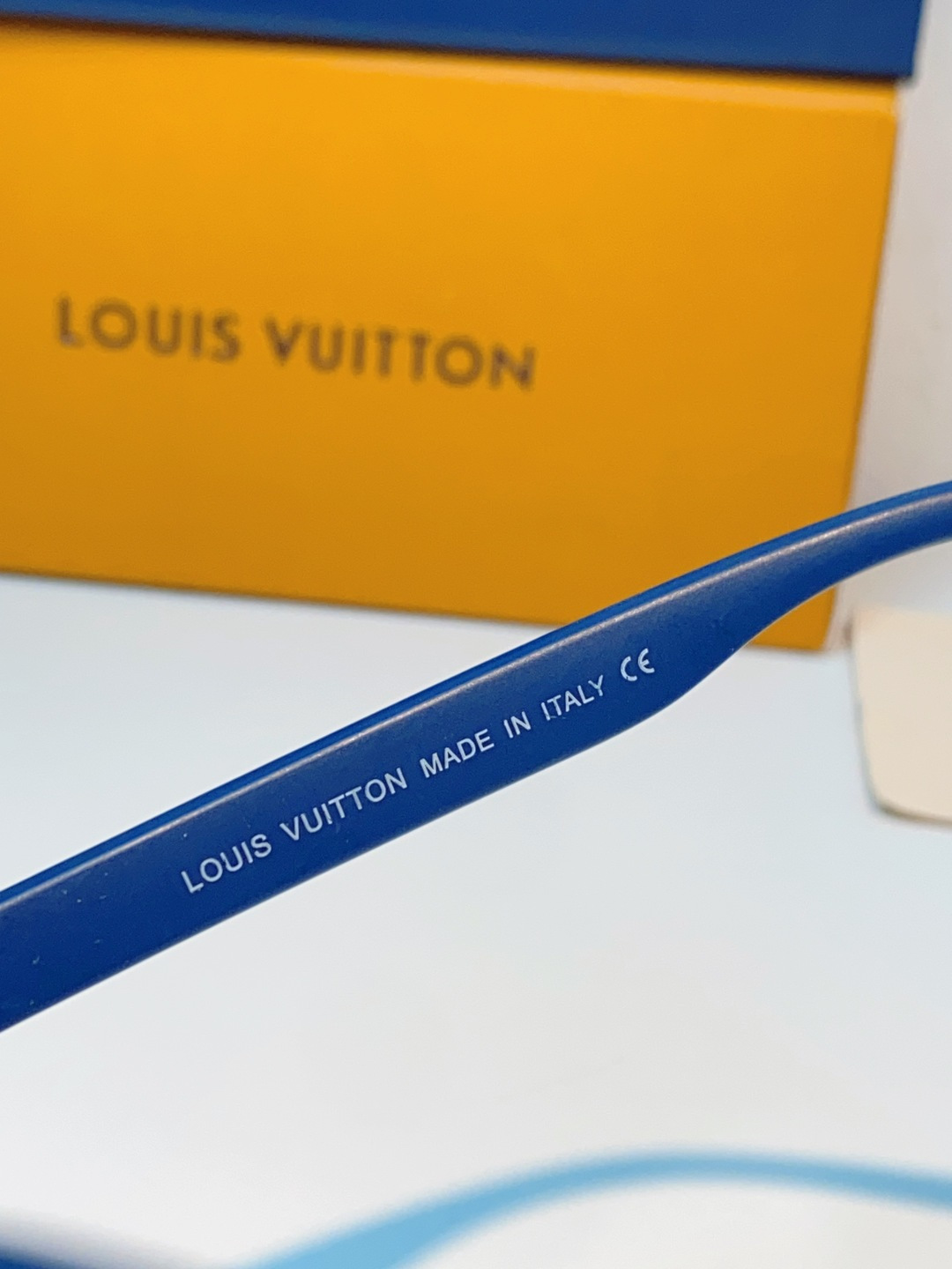 Louis Vuitton路易威登汲取LV百年设计美学，这款暗夜系列墨镜以颠覆性的一体式轮廓，重塑都市先
