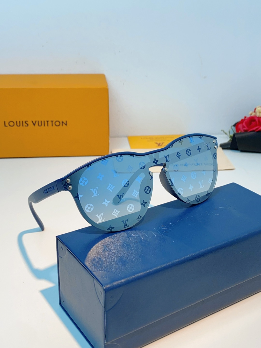 Louis Vuitton路易威登汲取LV百年设计美学，这款暗夜系列墨镜以颠覆性的一体式轮廓，重塑都市先