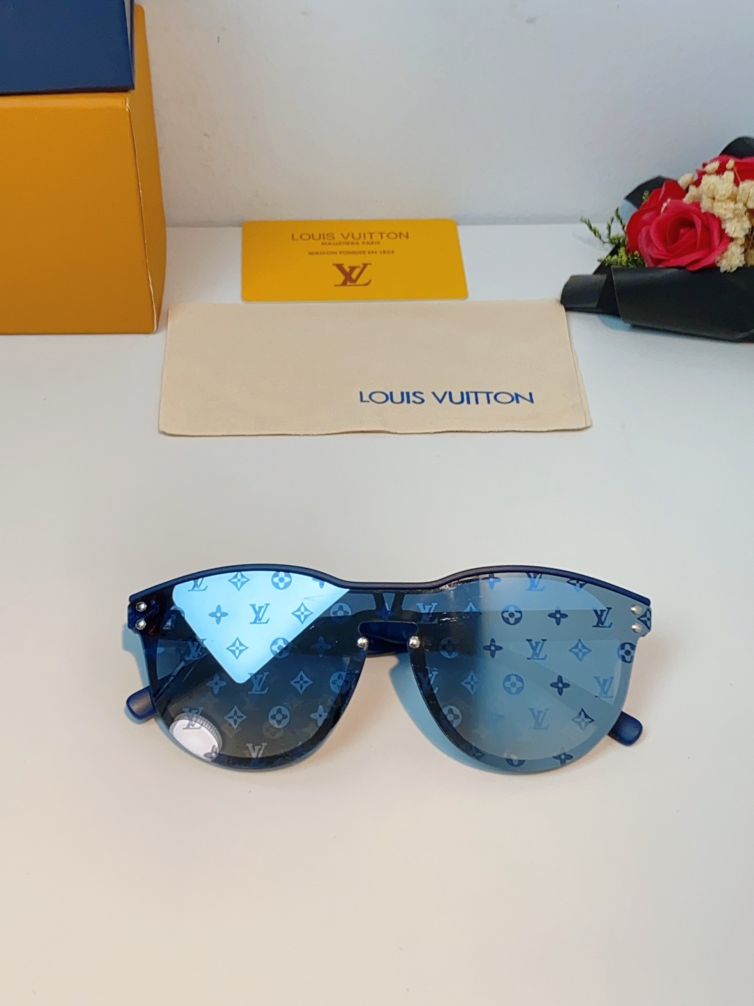 Louis Vuitton路易威登汲取LV百年设计美学，这款暗夜系列墨镜以颠覆性的一体式轮廓，重塑都市先