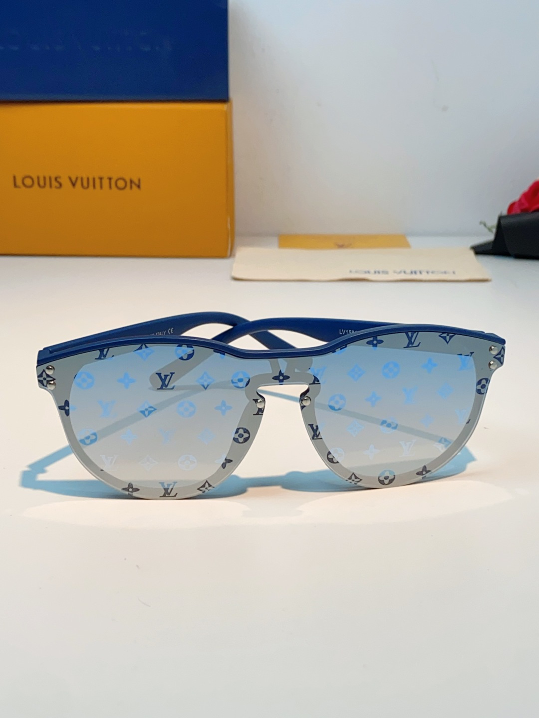 Louis Vuitton路易威登汲取LV百年设计美学，这款暗夜系列墨镜以颠覆性的一体式轮廓，重塑都市先