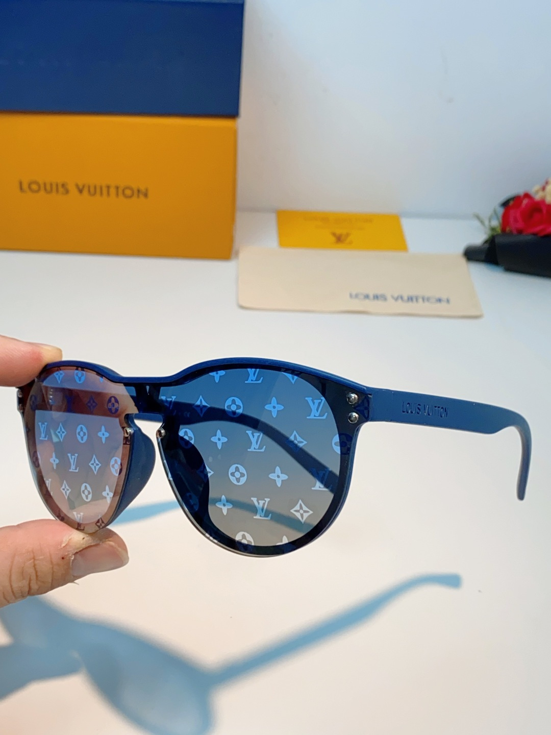 Louis Vuitton路易威登汲取LV百年设计美学，这款暗夜系列墨镜以颠覆性的一体式轮廓，重塑都市先