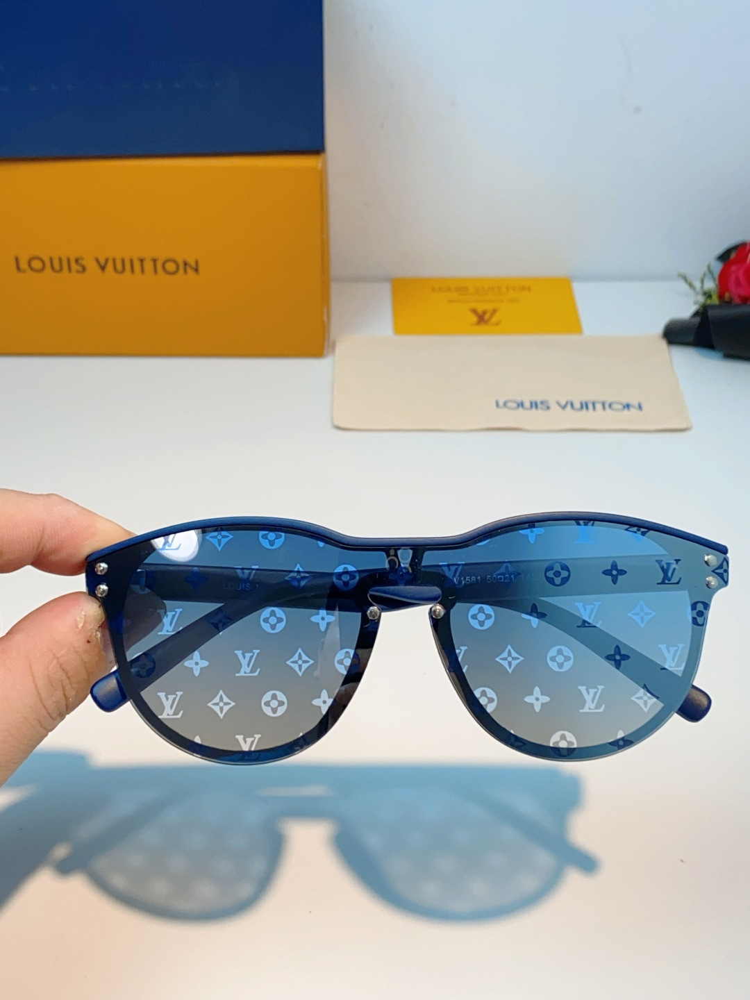 Louis Vuitton路易威登汲取LV百年设计美学，这款暗夜系列墨镜以颠覆性的一体式轮廓，重塑都市先