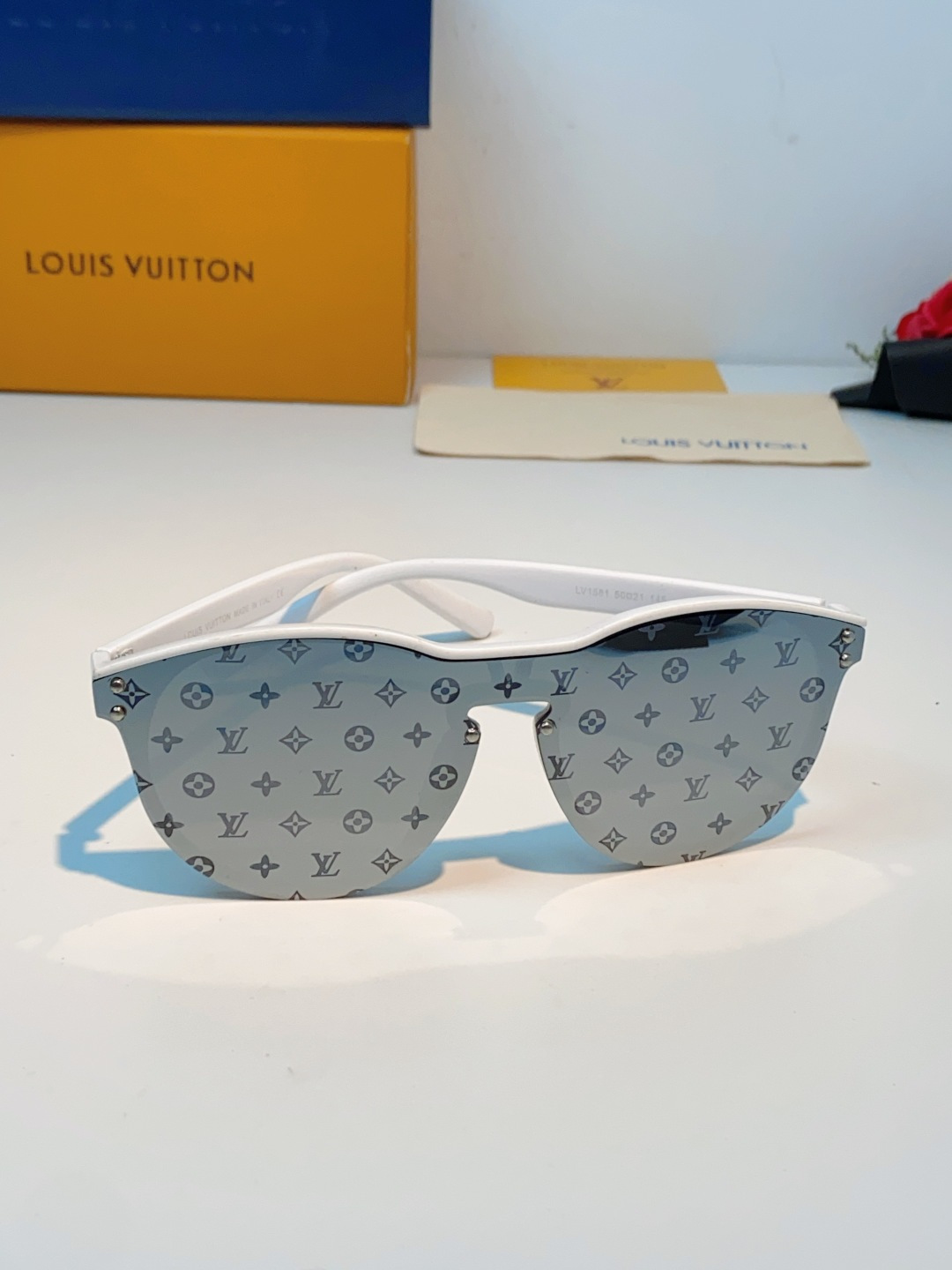 Louis Vuitton路易威登汲取LV百年设计美学，这款暗夜系列墨镜以颠覆性的一体式轮廓，重塑都市先