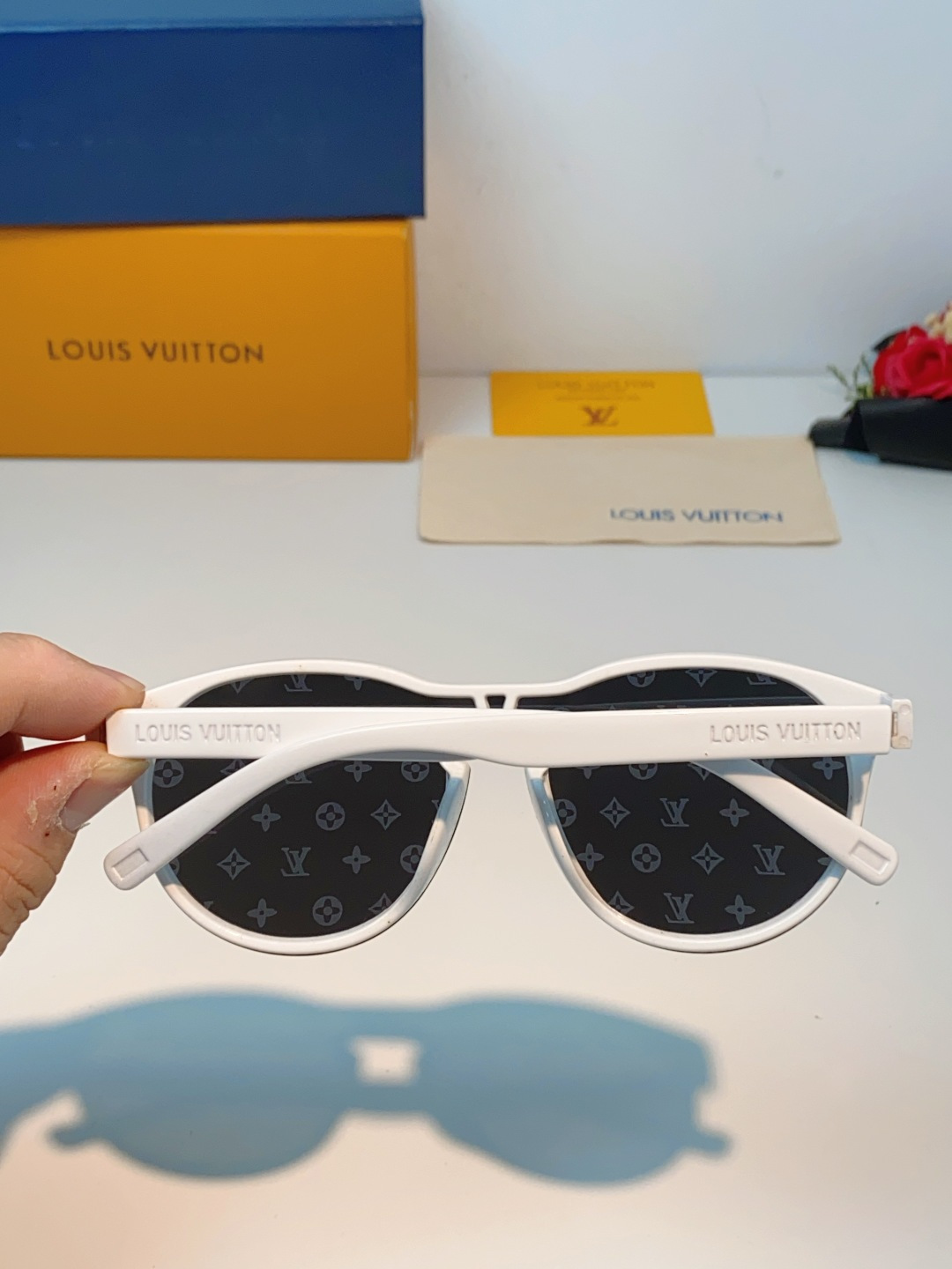 Louis Vuitton路易威登汲取LV百年设计美学，这款暗夜系列墨镜以颠覆性的一体式轮廓，重塑都市先