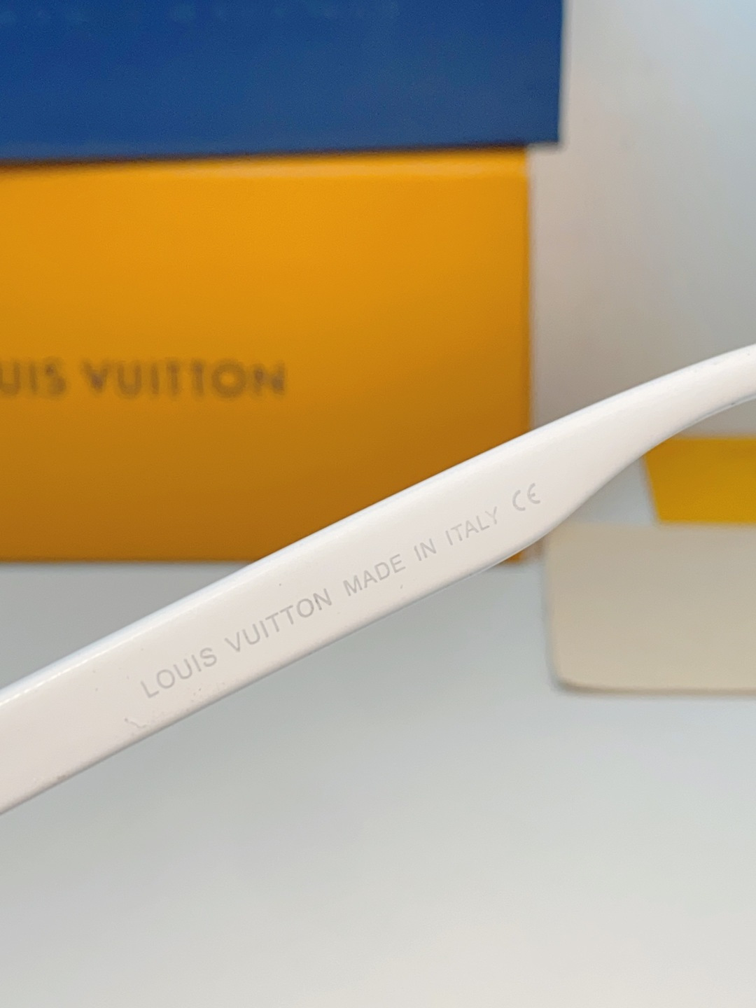 Louis Vuitton路易威登汲取LV百年设计美学，这款暗夜系列墨镜以颠覆性的一体式轮廓，重塑都市先